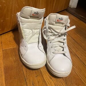 Nike white and yellow , gently used , sole is not worn